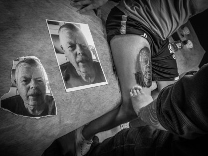 Daniel Arevalo making a portrait of Jonas' dad at Inked Up Oslo